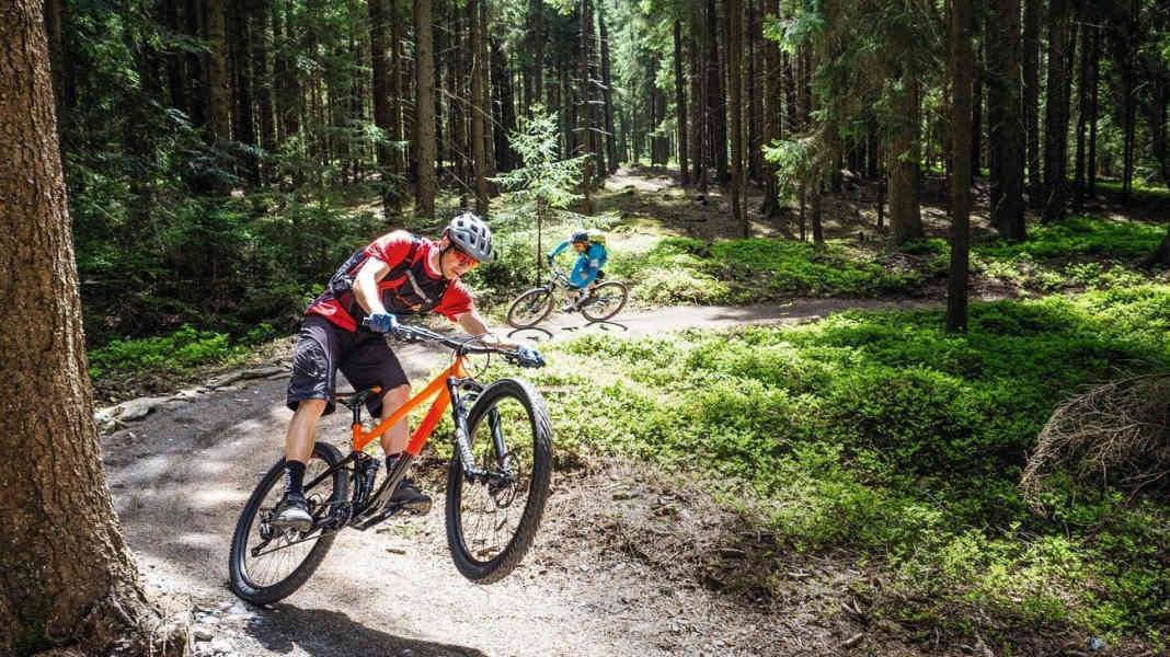 9 Trailbikes bis 2700 Euro im BIKE-Test
