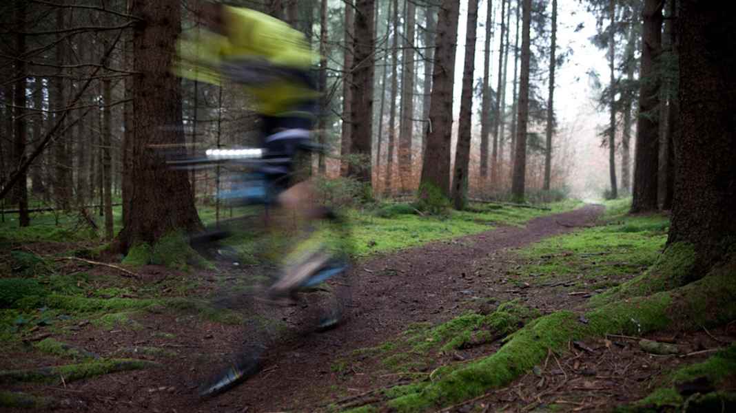 Strava app for bikers: virtual battle with invisible opponents