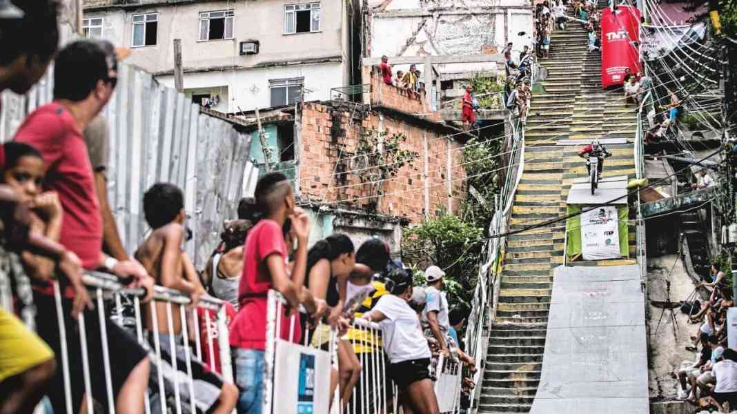 Downhill-Rennen durch die Gassen der Slums von Rio