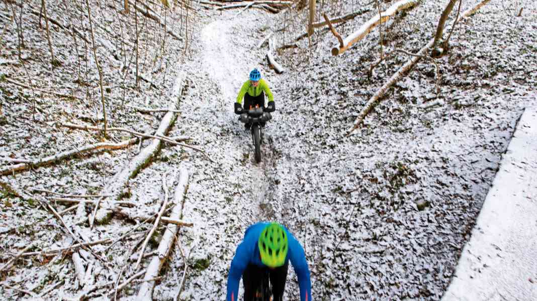 Elternzeit: Vater und Sohn auf winterlicher Bike-Tour