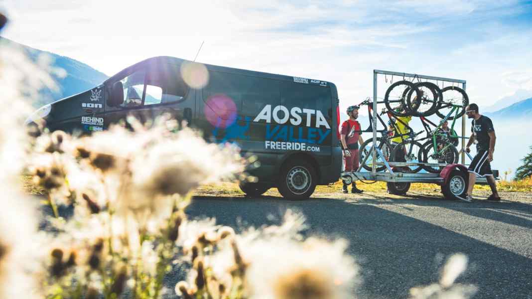 Return transport: shuttle service for those crossing the Alps