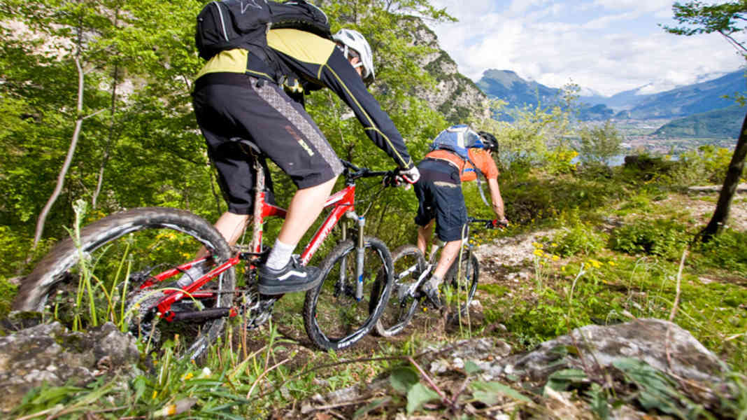 Metal meets Plastic: Alu gegen Carbon