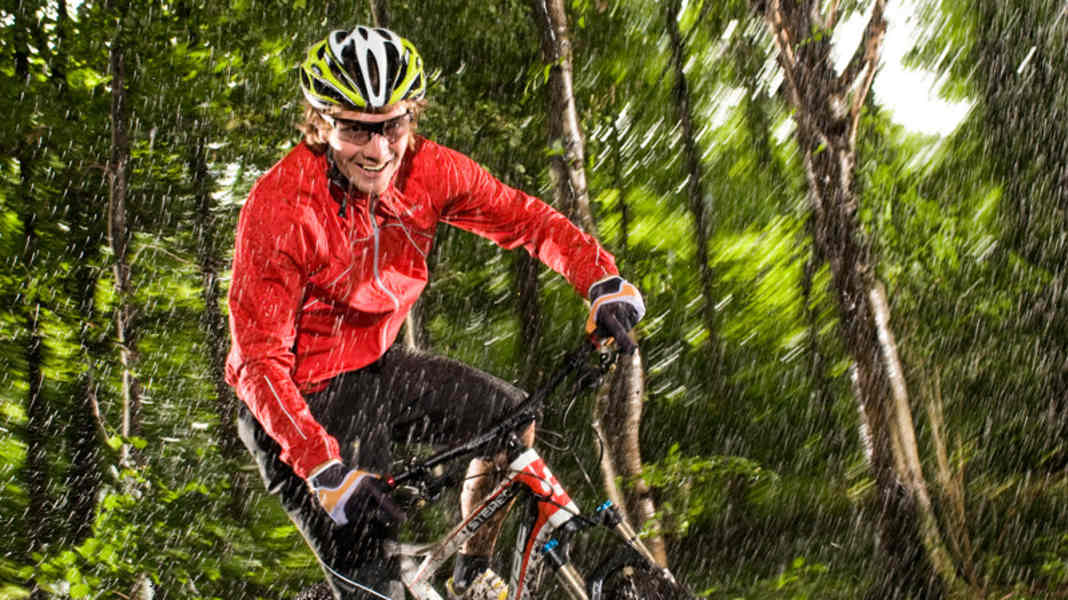 17 Regenjacken und Regenhosen im Test