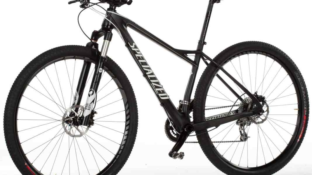 Race bike with carbon frame and lightweight 29-inch wheels