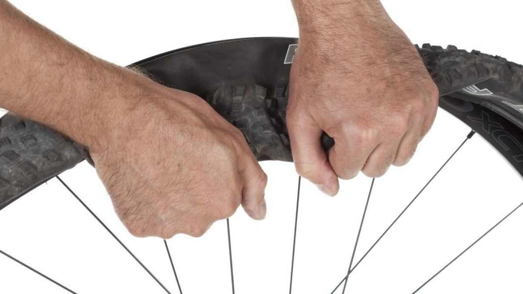 TIRES: Simply change MTB tyres without tools
