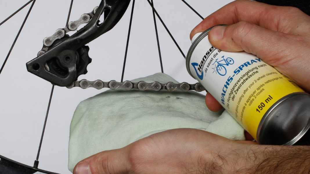 MTB drivetrain maintenance: Lubricating the chain