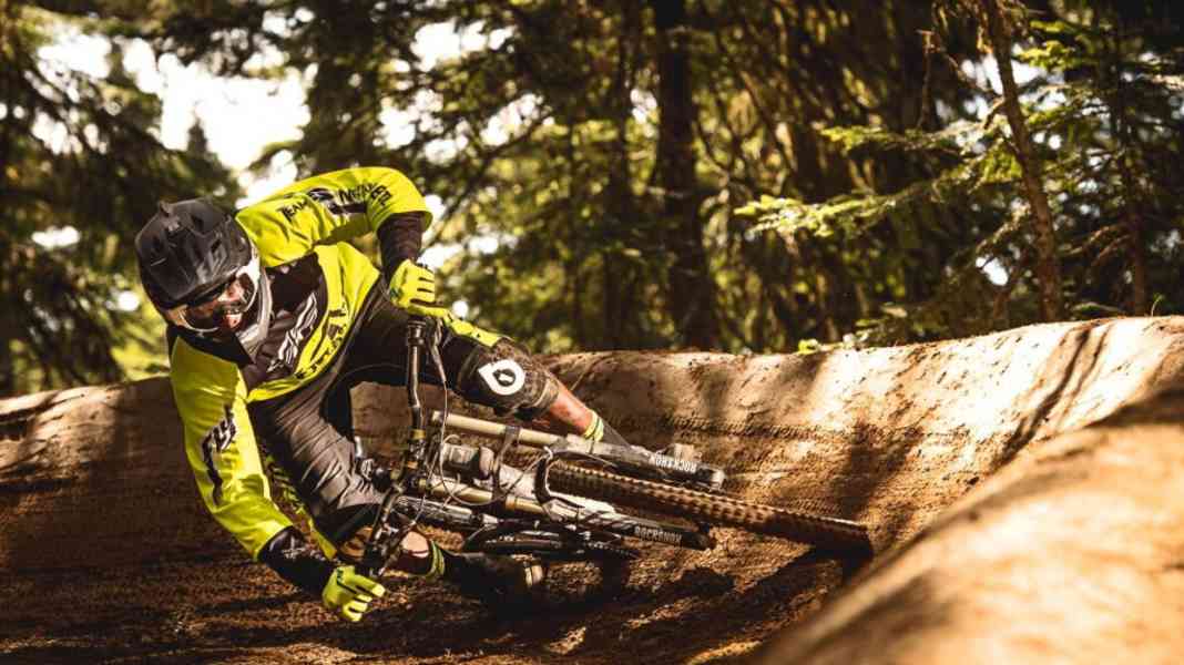 Hard & soft protectors: knee protectors in the TÜV test