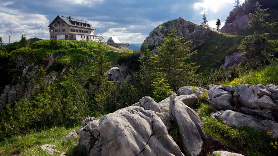 The 7 most beautiful hut tours in the Alps