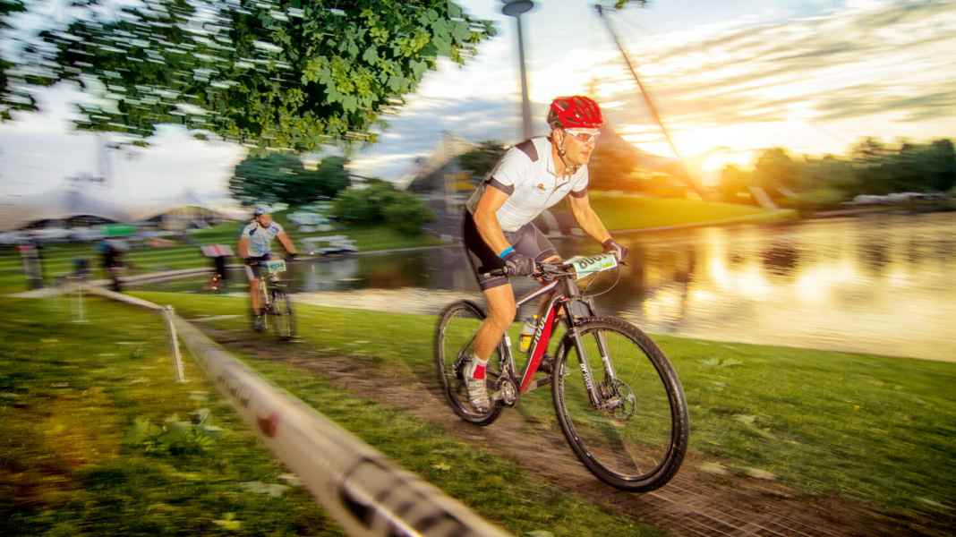 Carbon vs aluminium: Race hardtails around 2000 euros in the test