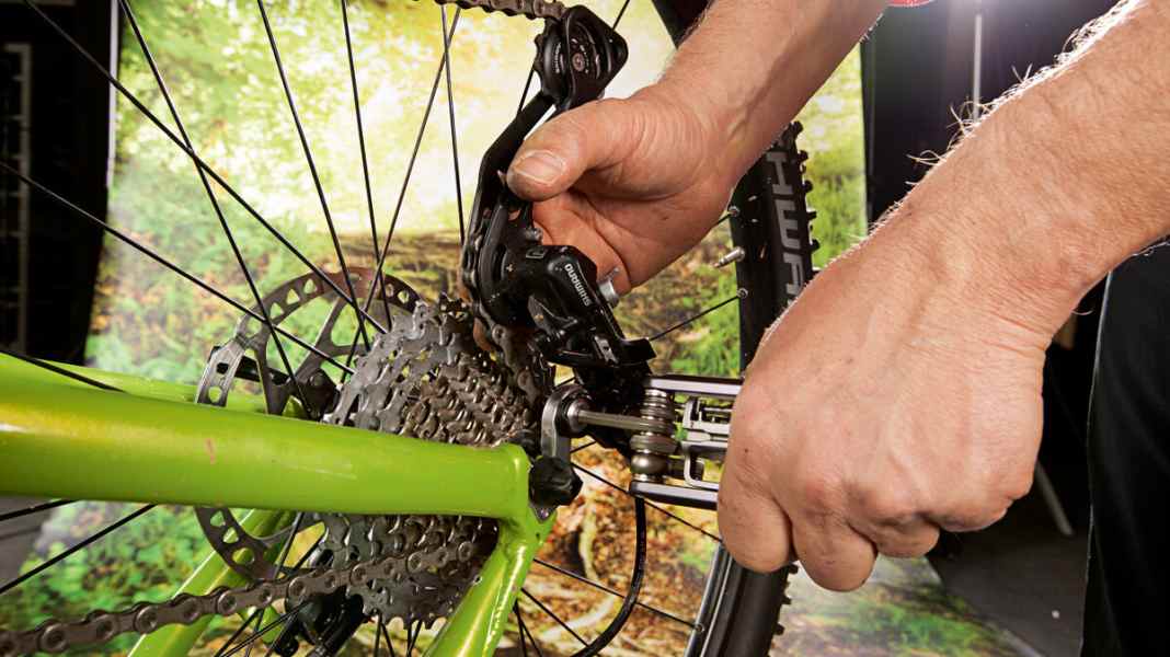 Notreparatur bei defektem Schaltauge auf der Bike-Tour