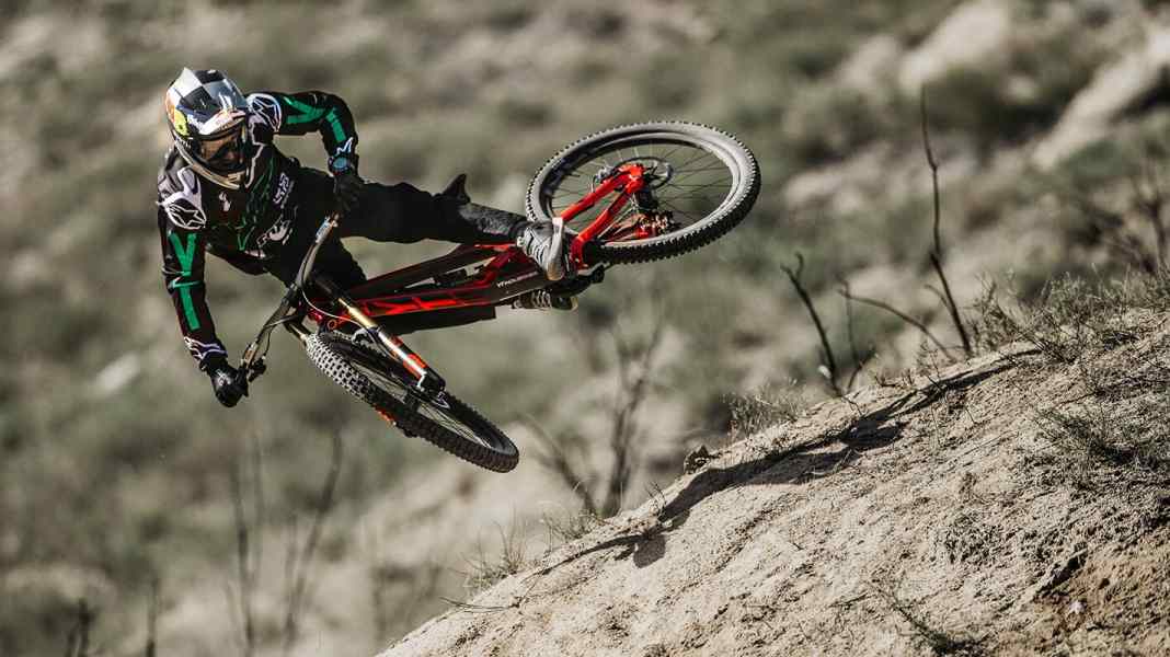 Aaron Gwin switches to YT - the background