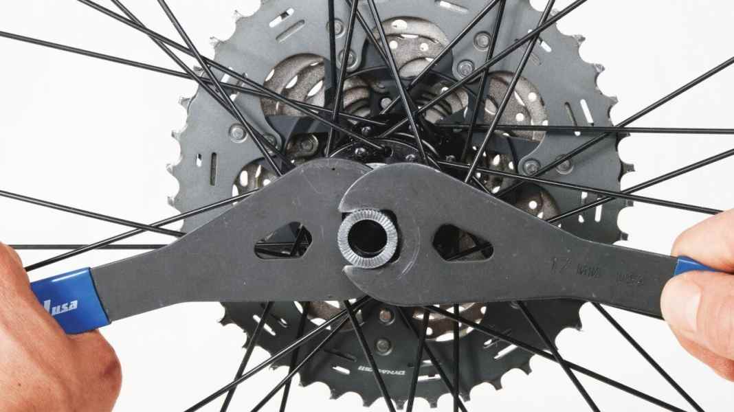 MTB: Adjusting hub bearing play