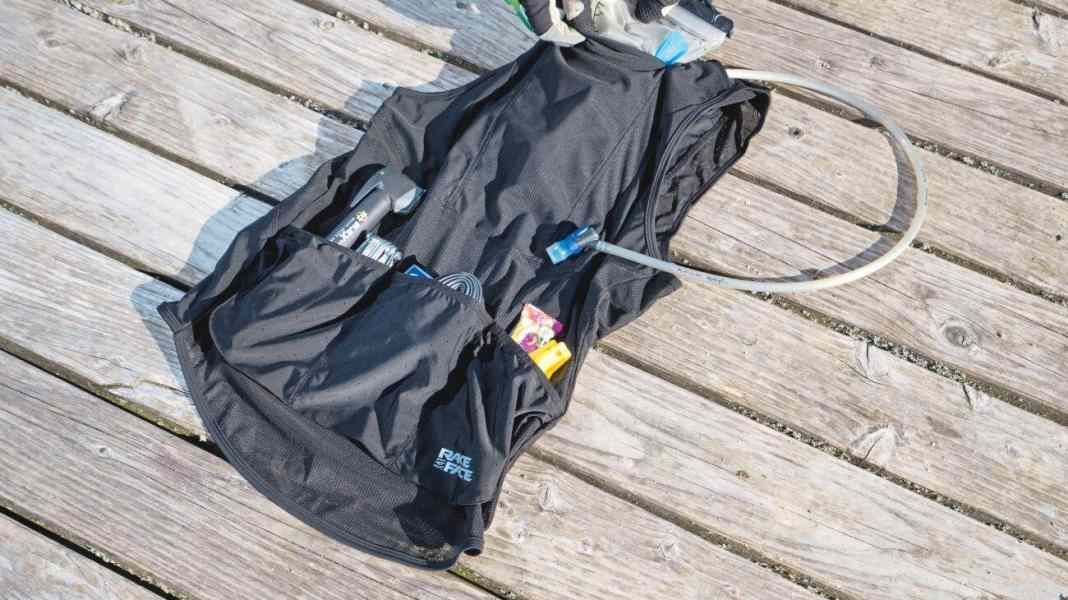 Race Face Stash Tank: vest with storage space