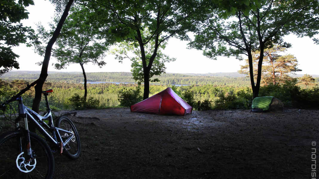 Bivouac equipment weighing less than 1.5 kilograms