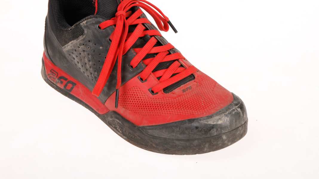6 flat pedal shoes in the BIKE test