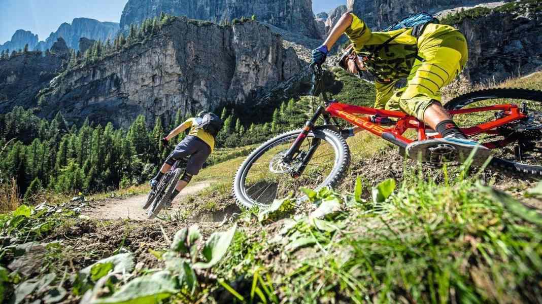 Enduro-Elite: Acht potente 160-mm-Bikes im Test