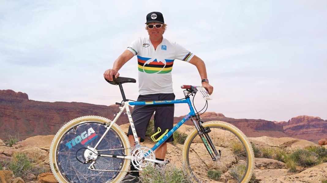 Ein Mountainbike-Held setzt sich zur Ruhe