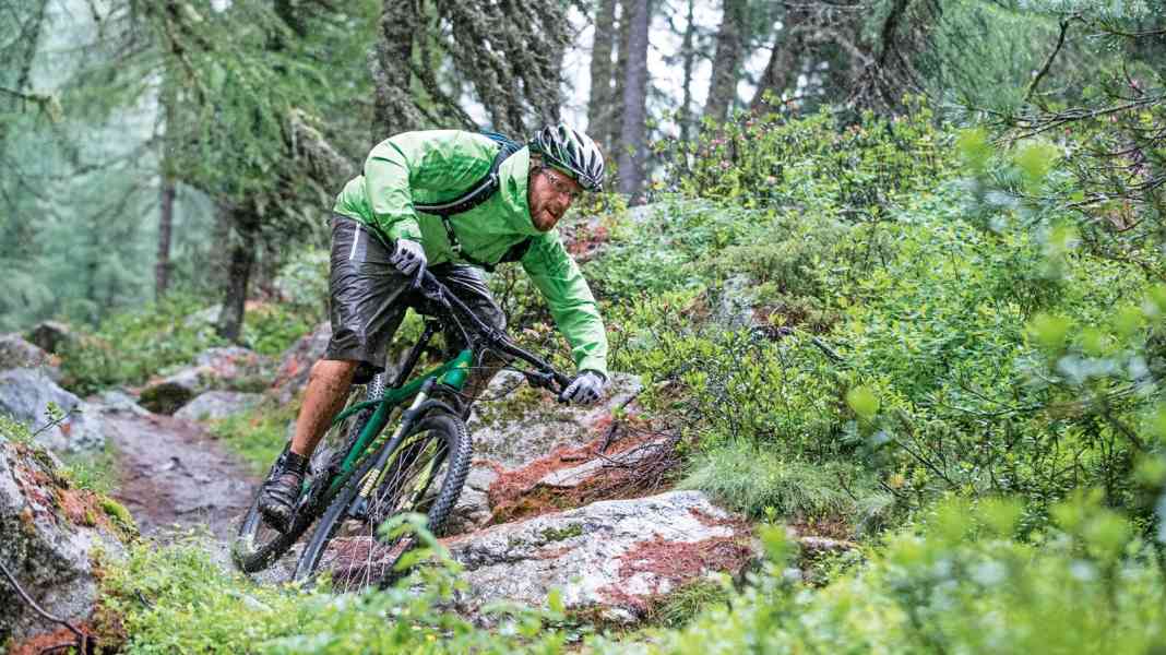 MTB-Bekleidung für die nasskalte Jahreszeit im Test