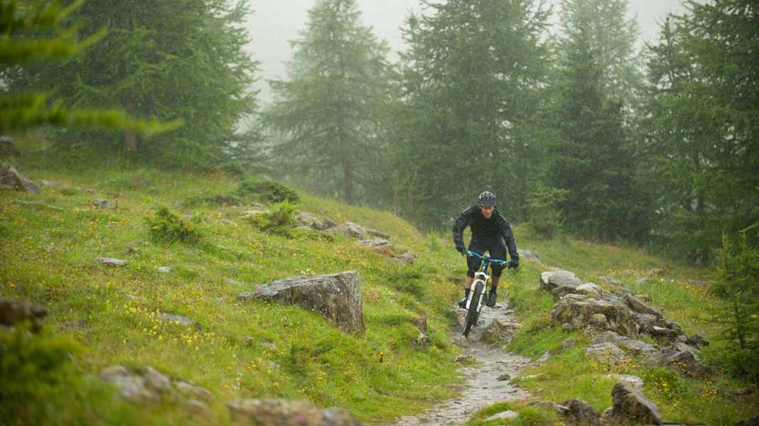 8 kurze MTB-Regenhosen im Test