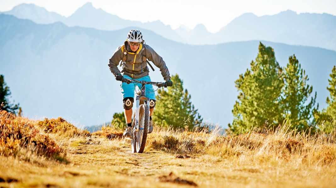8 MTB rain jackets in the test