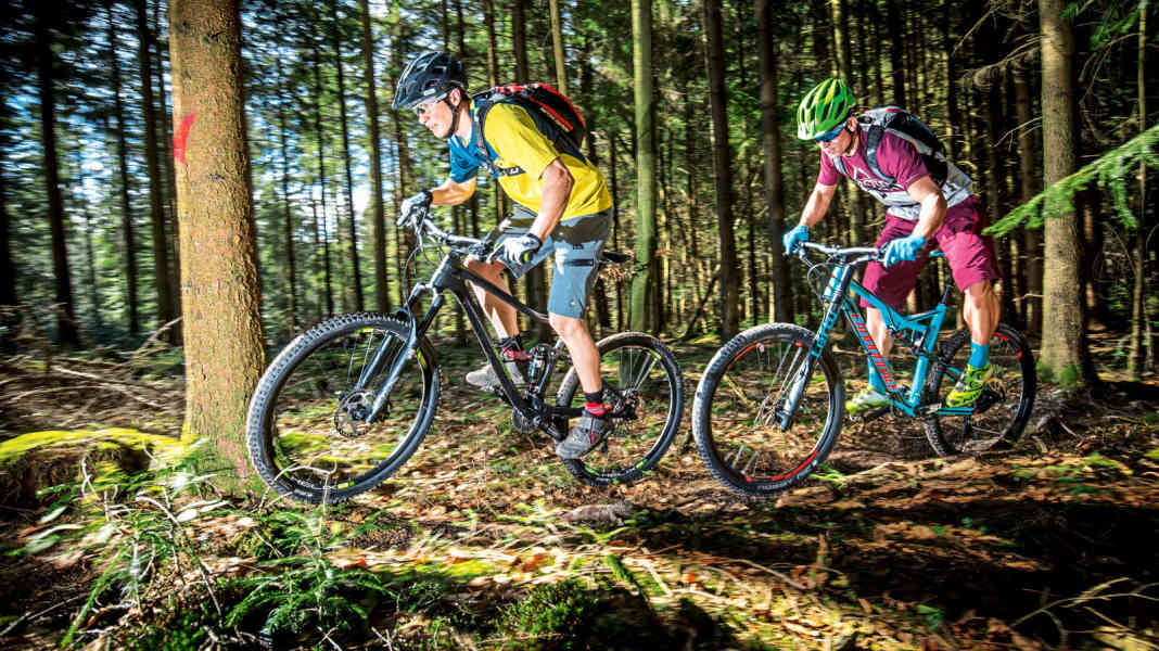 Trail-Könige: 8 Carbon Trailbikes um 4000 Euro im Test