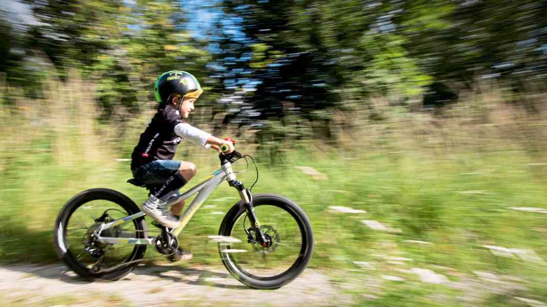 Geländeflitzer: Kinder Mountainbike Supurb B020 im Test
