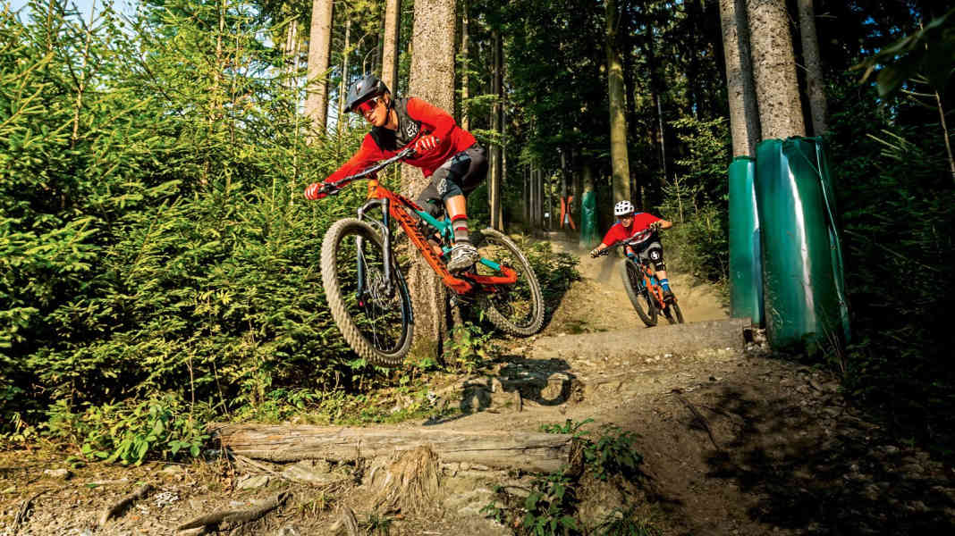 8 Enduro-Bikes unter 3500 Euro im Vergleich
