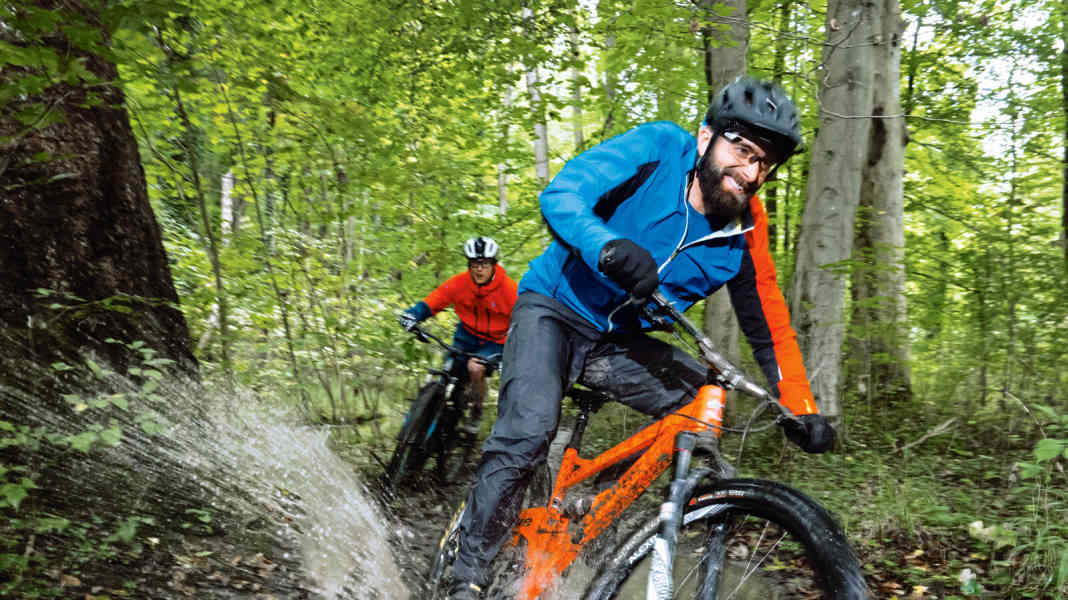 8 Regenhosen & 12 Regenjacken im Vergleich