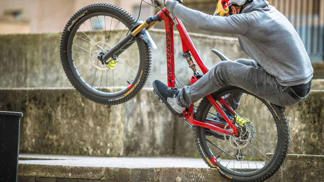 Danny MacAskill killt Reserve Carbon-Felgen