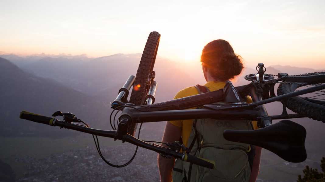Bike carrying system for alpinists