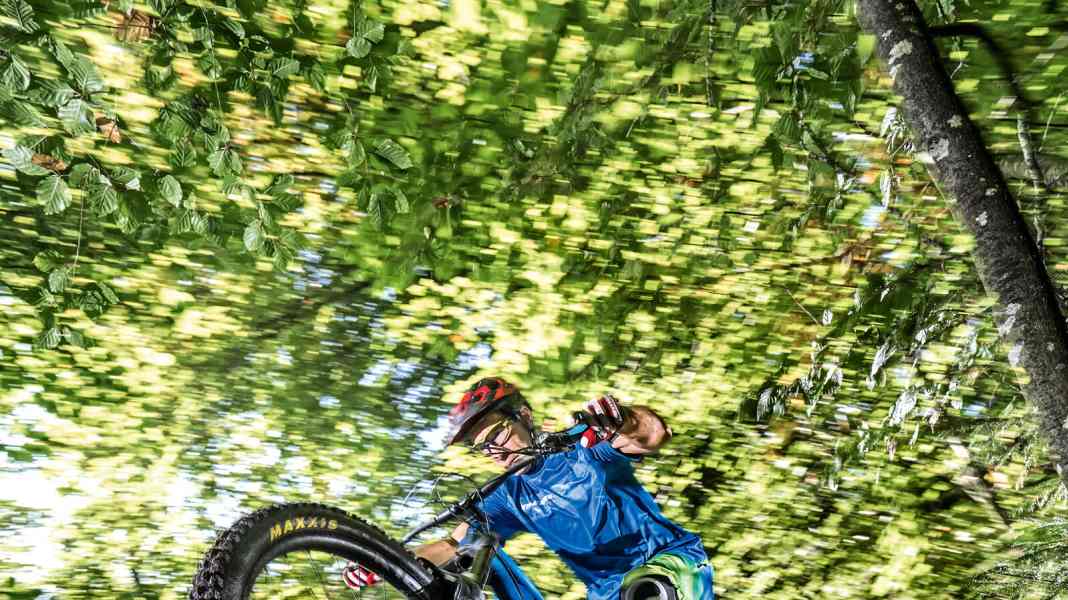 So bezwingen sie Stufen mit dem Mountainbike