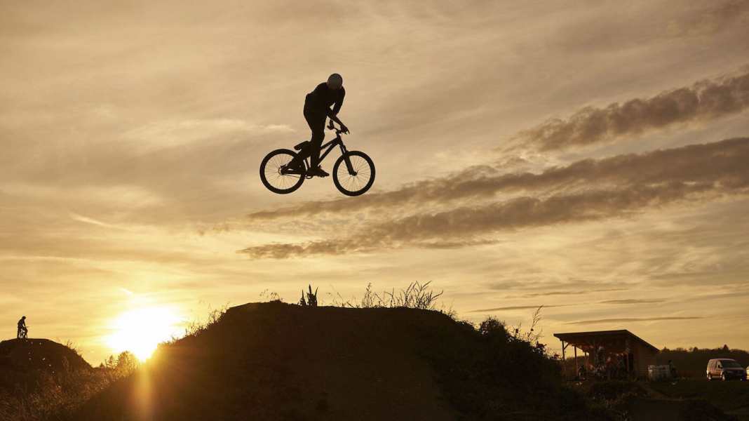 Dirt jump action at Lake Starnberg [Video]