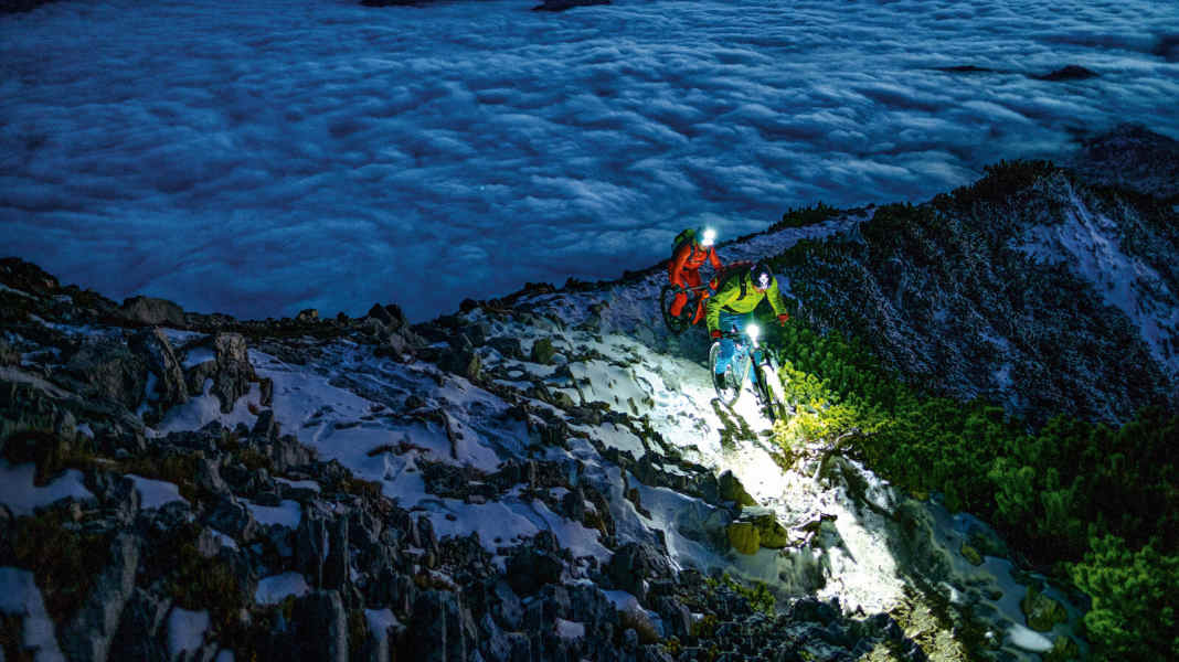 6 MTB helmet lights in laboratory and practical tests