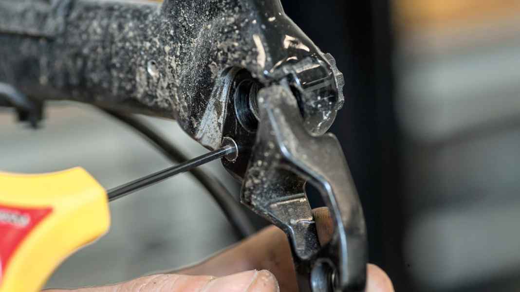 TECHNIQUE: Align the derailleur hanger correctly