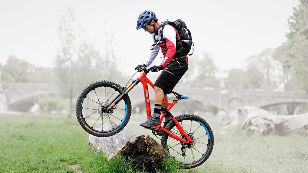 MTB riding technique: The LUNGE helps you over hill and dale