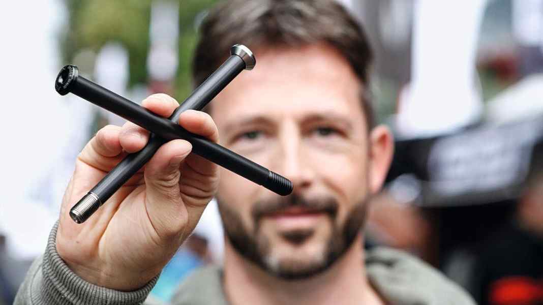 New: Carbon titanium thru axles from Freiburg