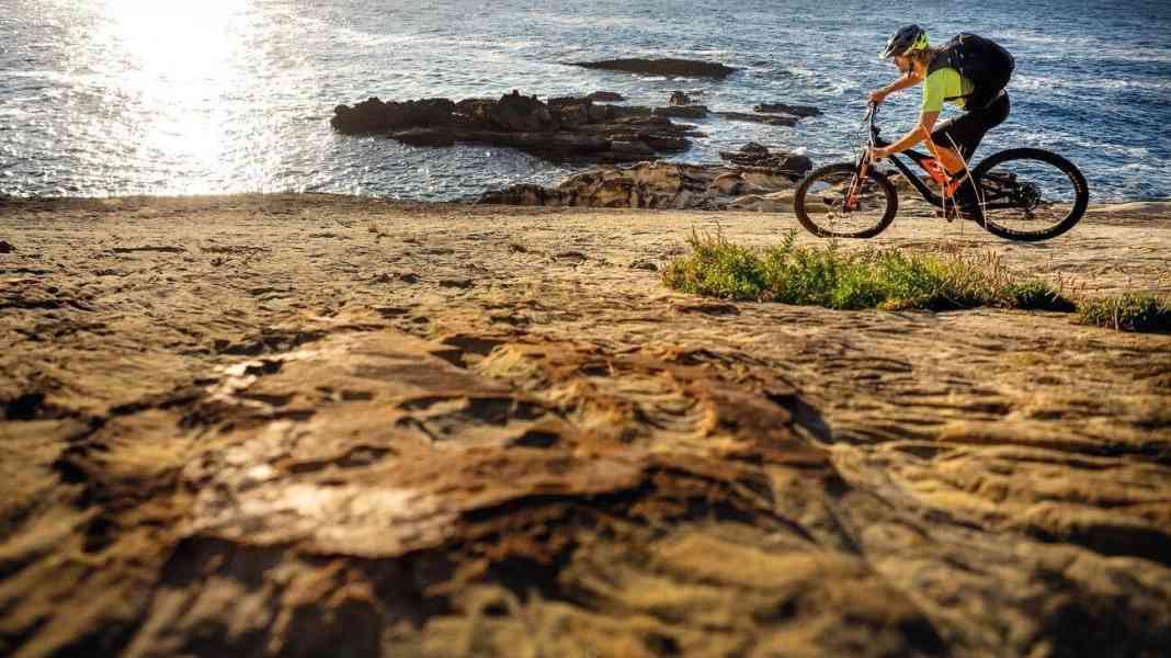 Green wave: trail surfing in the Bay of Biscay