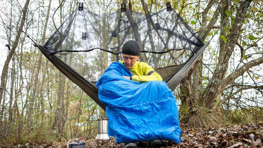Costs less than 50 euros: Mosquito hammock plus gas cooker
