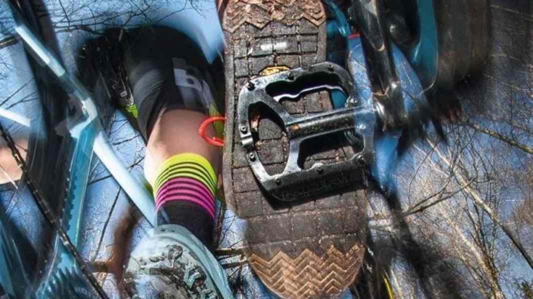 20 MTB-Tourenschuhe: Was ist besser? Klick oder Flat?