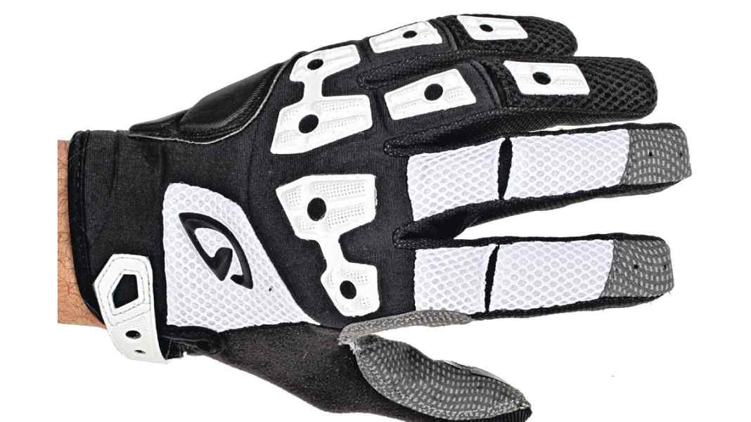 Smartphone-compatible MTB gloves put to the test