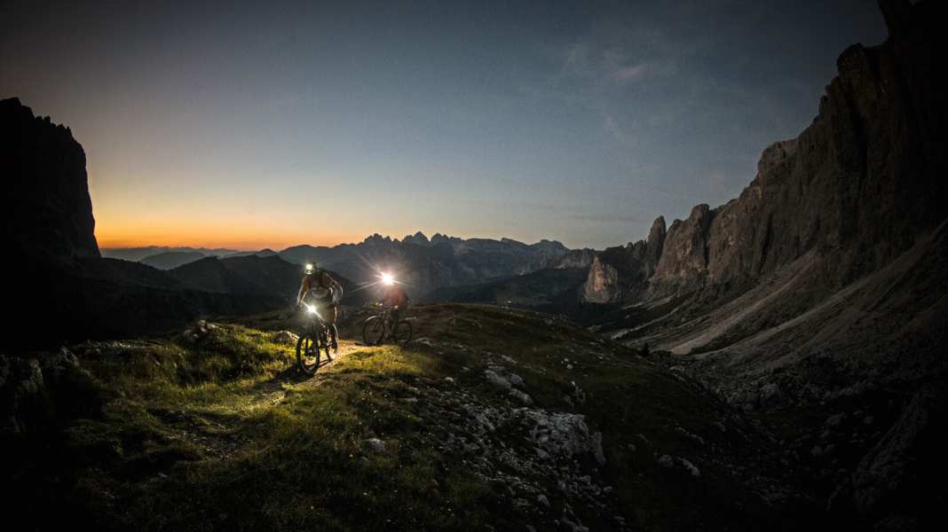 10 MTB Helmlampen im Labor- und Praxistest