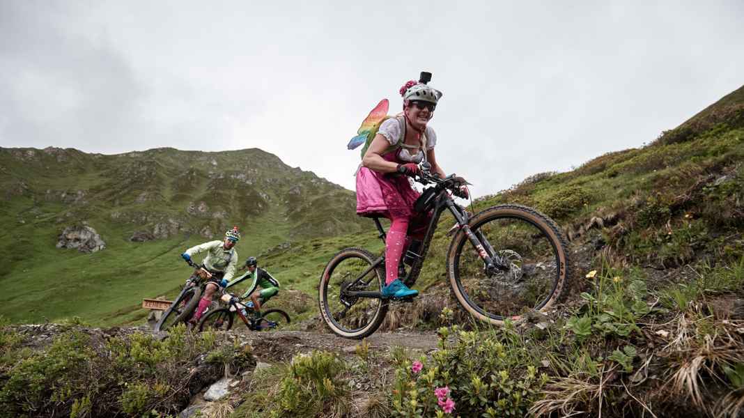 Kopf an Kopfrennen an der Spitze und ein Trachten-Team