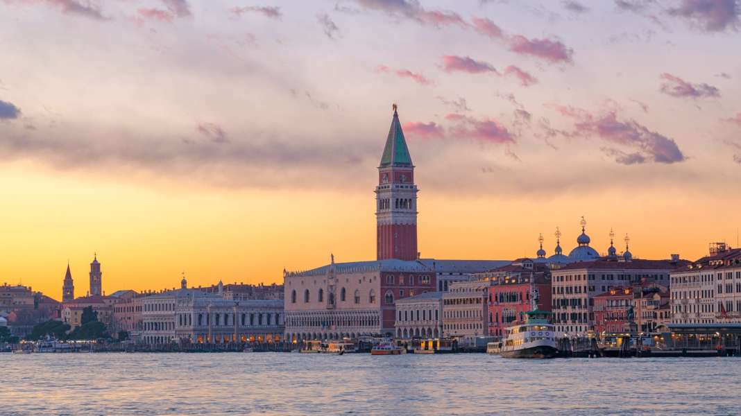 Cycle tour across Venice's islands