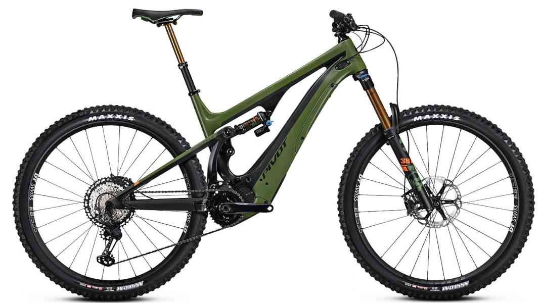 Sporty geometry in carbon: Pivot Shuttle