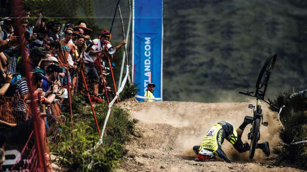 10 enduro helmets in laboratory and practical tests