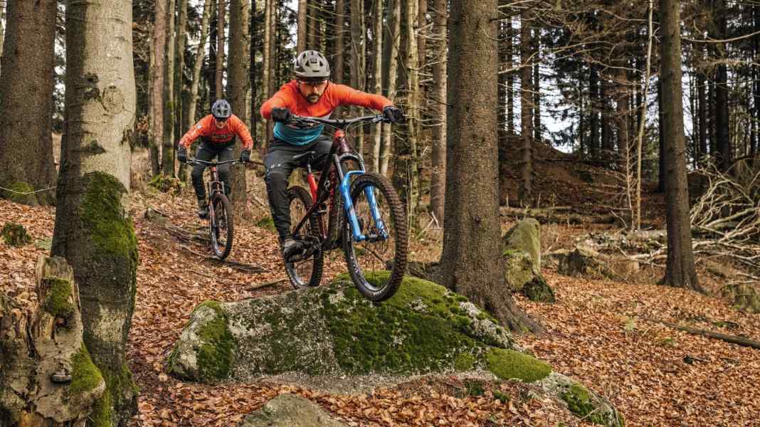 10 enduro and all-mountain forks in comparison