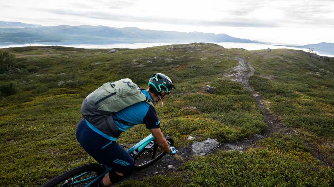 Evoc: Lightweight MTB backpack with back protector