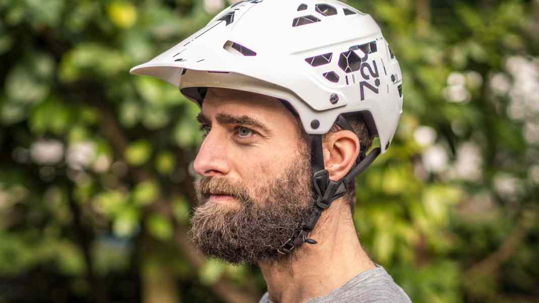 Awake 1.0: MTB helmet with HexaGo technology