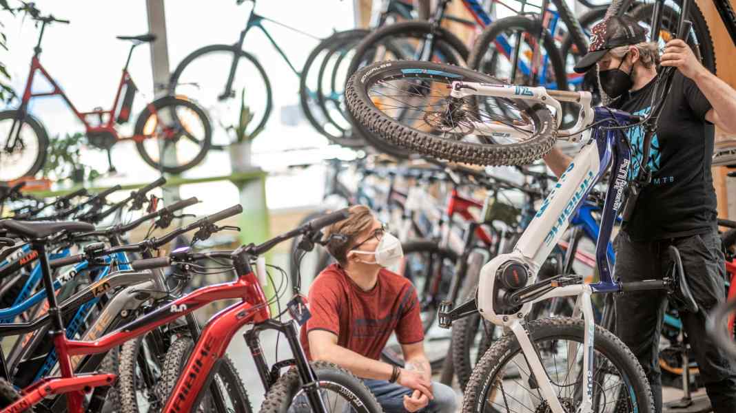 E-MTB kaufen: Besser online oder beim Händler?