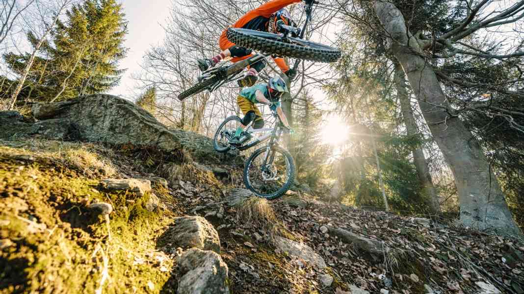 Billig ballern: 3 günstige Bigbikes im Test